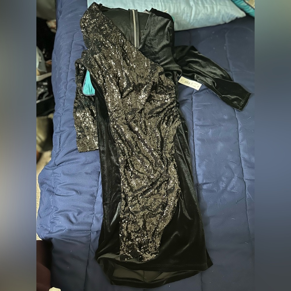 Beautiful sequin and suede type material dress. Perfect for that first date.